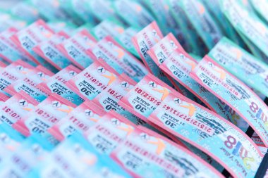 İSTANBUL, TÜRKEYE - 6 ARALIK 2017: Türkiye 'nin yeni yıl piyango biletleri. Noel özel piyango biletleri. (Türkçe: Milli Piyango)