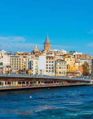 İSTANBUL, TURKEY - 2 Aralık 2017 Galata Kulesi ve Galata Köprüsü. İstanbul, Türkiye.
