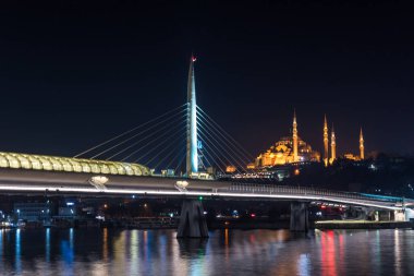 İstanbul 'daki Altın Boynuz Metro Köprüsü (Türkçe: Halic Metro Koprusu).