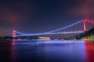 Gece İstanbul, Türkiye 'de Fatih Sultan Mehmet Köprüsü.