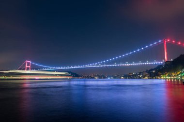 Gece İstanbul, Türkiye 'de Fatih Sultan Mehmet Köprüsü.