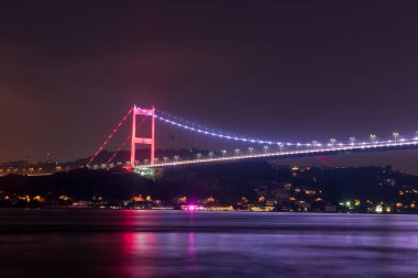 Gece İstanbul, Türkiye 'de Fatih Sultan Mehmet Köprüsü.