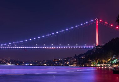 Gece İstanbul, Türkiye 'de Fatih Sultan Mehmet Köprüsü.