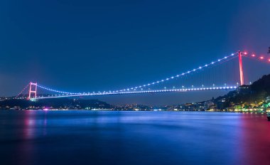 Gece İstanbul, Türkiye 'de Fatih Sultan Mehmet Köprüsü.