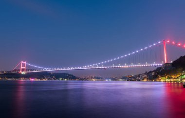 Gece İstanbul, Türkiye 'de Fatih Sultan Mehmet Köprüsü.