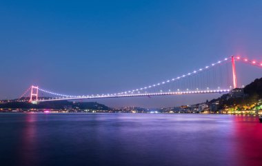 Gece İstanbul, Türkiye 'de Fatih Sultan Mehmet Köprüsü.