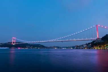 Gece İstanbul, Türkiye 'de Fatih Sultan Mehmet Köprüsü.