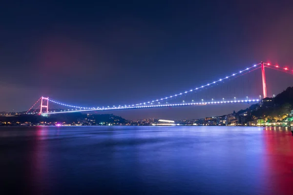 Gece Stanbul Türkiye Fatih Sultan Mehmet Köprüsü — Stok fotoğraf