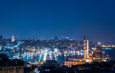 İSTANBUL, TURKEY - 22 Şubat 2016: İstanbul 'un panoramik manzarası. Galata Kulesi, Galata Köprüsü, Cami ve Boğaz. İstanbul, Türkiye.