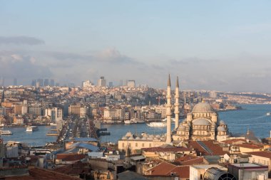 İSTANBUL, TURKEY - 22 Şubat 2016: İstanbul 'un panoramik manzarası. Galata Kulesi, Galata Köprüsü, Cami ve Boğaz. İstanbul, Türkiye.