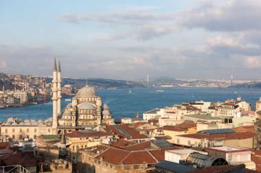 İSTANBUL, TURKEY - 22 Şubat 2016: İstanbul 'un panoramik manzarası. Galata Kulesi, Galata Köprüsü, Cami ve Boğaz. İstanbul, Türkiye.