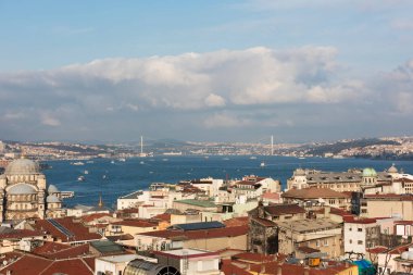 İSTANBUL, TURKEY - 22 Şubat 2016: İstanbul 'un panoramik manzarası. Galata Kulesi, Galata Köprüsü, Cami ve Boğaz. İstanbul, Türkiye.