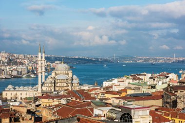 İSTANBUL, TURKEY - 22 Şubat 2016: İstanbul 'un panoramik manzarası. Galata Kulesi, Galata Köprüsü, Cami ve Boğaz. İstanbul, Türkiye.