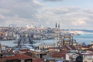 İSTANBUL, TURKEY - 22 Şubat 2016: İstanbul 'un panoramik manzarası. Galata Kulesi, Galata Köprüsü, Cami ve Boğaz. İstanbul, Türkiye.