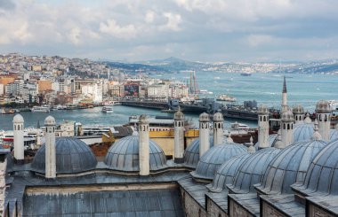 İSTANBUL, TURKEY - 22 Şubat 2016: İstanbul 'un panoramik manzarası. Galata Kulesi, Galata Köprüsü, Cami ve Boğaz. İstanbul, Türkiye.