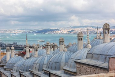 İSTANBUL, TURKEY - 22 Şubat 2016: İstanbul 'un panoramik manzarası. Galata Kulesi, Galata Köprüsü, Cami ve Boğaz. İstanbul, Türkiye.