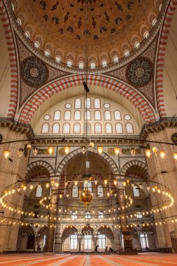 İSTANBUL, TURKEY - 22 Şubat 2016: Süleyman Camii 'nin iç görünümü (Süleyman Camisi), İstanbul, Türkiye.