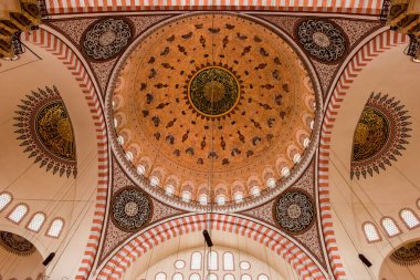 İSTANBUL, TURKEY - 22 Şubat 2016: Süleyman Camii 'nin iç görünümü (Süleyman Camisi), İstanbul, Türkiye.