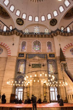 İSTANBUL, TURKEY - 22 Şubat 2016: Süleyman Camii 'nin iç görünümü (Süleyman Camisi), İstanbul, Türkiye.