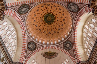İSTANBUL, TURKEY - 22 Şubat 2016: Süleyman Camii 'nin iç görünümü (Süleyman Camisi), İstanbul, Türkiye.