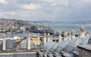 İSTANBUL, TURKEY - 22 Şubat 2016: İstanbul 'un panoramik manzarası. Galata Kulesi, Galata Köprüsü, Cami ve Boğaz. İstanbul, Türkiye.