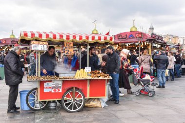 İSTANBUL, TURKEY - 22 Şubat 2016: Eminonu 'da kızarmış kestane ve mısır satan adamlar. İstanbul, Türkiye.