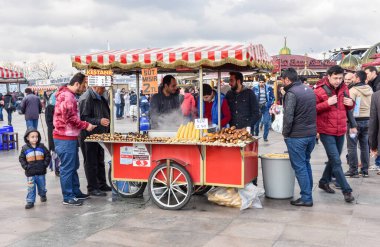 İSTANBUL, TURKEY - 22 Şubat 2016: Eminonu 'da kızarmış kestane ve mısır satan adamlar. İstanbul, Türkiye.