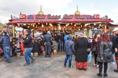 İSTANBUL, TURKEY - 22 Şubat 2016: Eminonu 'daki balık restoranı. Balik - EKMEK. İstanbul, Türkiye.
