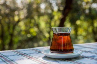 TURKISH Çayı. Stillife yeşil arkaplanlı Türk Çayı çekiyor