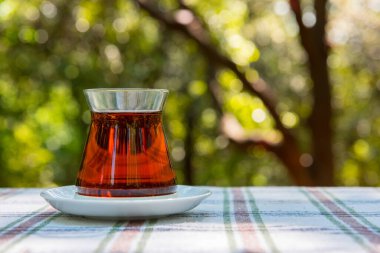 TURKISH Çayı. Stillife yeşil arkaplanlı Türk Çayı çekiyor