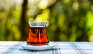 TURKISH Çayı. Stillife yeşil arkaplanlı Türk Çayı çekiyor