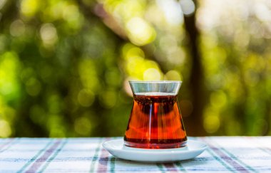 TURKISH Çayı. Stillife yeşil arkaplanlı Türk Çayı çekiyor