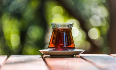 TURKISH Çayı. Stillife yeşil arkaplanlı Türk Çayı çekiyor