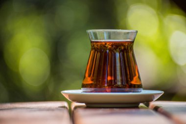 TURKISH Çayı. Stillife yeşil arkaplanlı Türk Çayı çekiyor