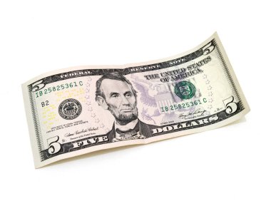 Beyaz arka planda 5 dolarlık banknot izole edilmiş.