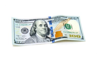 Beyaz arka planda izole edilmiş 100 dolarlık banknotlar