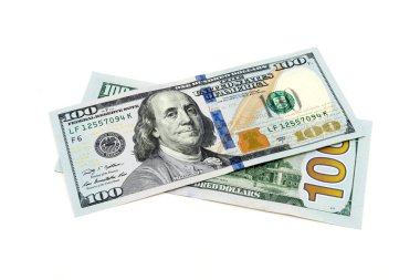 Beyaz arka planda izole edilmiş 100 dolarlık banknotlar