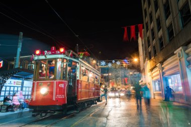 İSTANBUL, TURKEY - 6 Ağustos 2016: Akşam Taksim İstiklal Caddesi. Taksim İstiklal Caddesi İstanbul 'da popüler bir yerdir. İstanbul 'un Nostaljik Tramvayı.