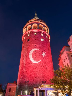 Galata Kulesi 'nde Türk bayrağı gösterisi. İstanbul, Türkiye.
