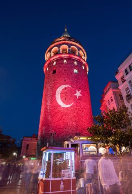 Galata Kulesi 'nde Türk bayrağı gösterisi. İstanbul, Türkiye.