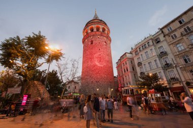Galata Kulesi 'nde Türk bayrağı gösterisi. İstanbul, Türkiye.