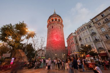 Galata Kulesi 'nde Türk bayrağı gösterisi. İstanbul, Türkiye.