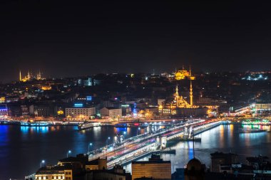 ISTANBUL, TURKEY - 2 Eylül 2017: Galata Kulesi 'nden Golden Horn' un panoramik manzarası. Galata Köprüsü, Eminonu, Mavi Cami ve Ayasofya. İstanbul, Türkiye.