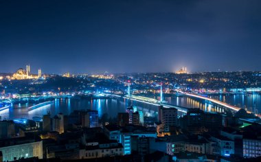 ISTANBUL, TURKEY - 2 Eylül 2017: Galata Kulesi 'nden Golden Horn' un panoramik manzarası. Galata Köprüsü, Eminonu, Mavi Cami ve Ayasofya. İstanbul, Türkiye.