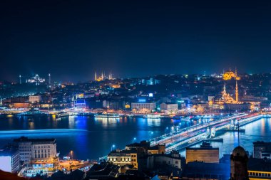 Galata Kulesi 'nden Golden Horn' un panoramik manzarası. Galata Köprüsü, Eminonu, Mavi Cami ve Ayasofya. İstanbul, Türkiye
