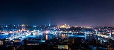 ISTANBUL, TURKEY - 2 Eylül 2017: Galata Kulesi 'nden Golden Horn' un panoramik manzarası. Galata Köprüsü, Eminonu, Mavi Cami ve Ayasofya. İstanbul, Türkiye.