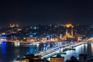 ISTANBUL, TURKEY - 2 Eylül 2017: Galata Kulesi 'nden Golden Horn' un panoramik manzarası. Galata Köprüsü, Eminonu, Mavi Cami ve Ayasofya. İstanbul, Türkiye.