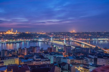 ISTANBUL, TURKEY - 2 Eylül 2017: Galata Kulesi 'nden Golden Horn' un panoramik manzarası. Galata Köprüsü, Eminonu, Mavi Cami ve Ayasofya. İstanbul, Türkiye.