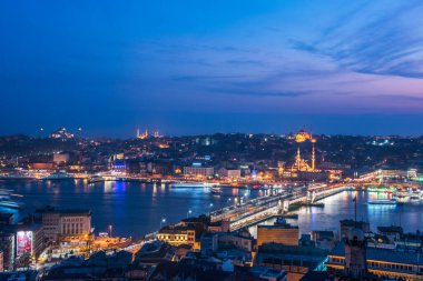 ISTANBUL, TURKEY - 2 Eylül 2017: Galata Kulesi 'nden Golden Horn' un panoramik manzarası. Galata Köprüsü, Eminonu, Mavi Cami ve Ayasofya. İstanbul, Türkiye.