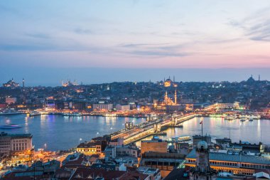 ISTANBUL, TURKEY - 2 Eylül 2017: Galata Kulesi 'nden Golden Horn' un panoramik manzarası. Galata Köprüsü, Eminonu, Mavi Cami ve Ayasofya. İstanbul, Türkiye.